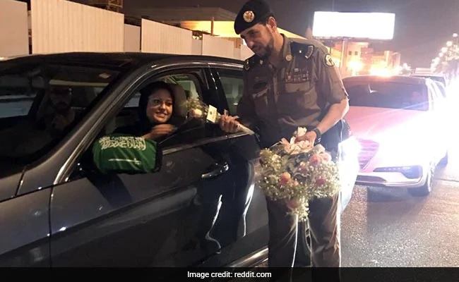 saudi police give flowers to women